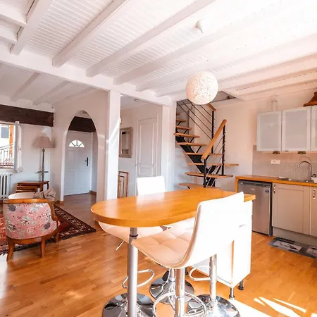 Pause Sur La Place Royale * 몽토방