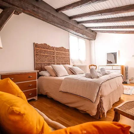 Pause Sur La Place Royale 몽토방