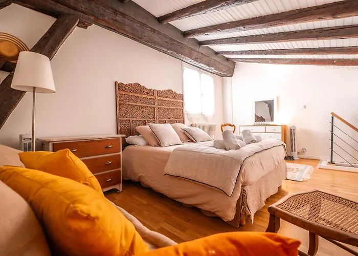 Pause Sur La Place Royale 蒙托邦