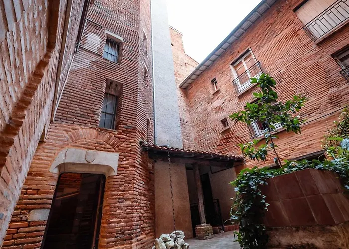 Pause Sur La Place Royale Монтобан