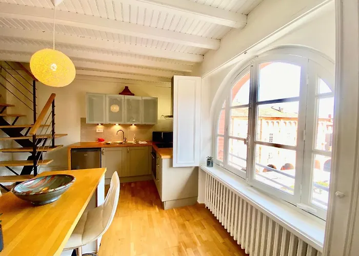 Pause Sur La Place Royale Монтобан